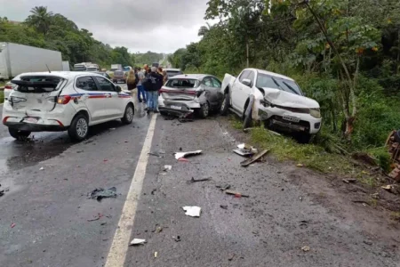 Engavetamento com oito veículos interdita trecho da BR-324