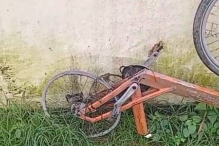 Bicicleta do Itaú é achada destruída atrás de escola em Mussurunga