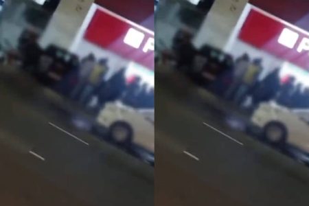 Adolescentes arrombam carro no Imbuí e sofrem tentativa de linchamento