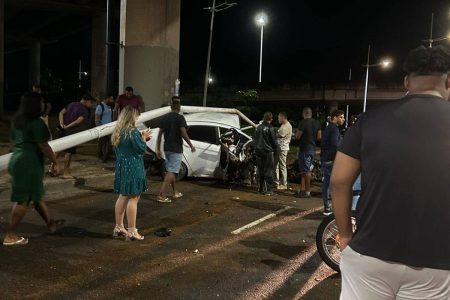 Jovem de 22 anos morre após bater carro em poste na Av. ACM, em Salvador