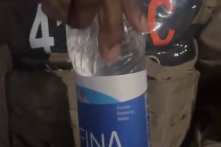 Vídeo revela truque usado para esconder drogas em garrafa semelhante à de água mineral