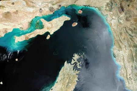 Parlamento do Irã aprova fechamento de canal reponsável por 30% do transporte global petróleo