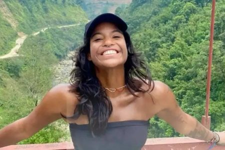 Equipe comemora resgate do corpo de brasileira que morreu em trilha na Indonésia