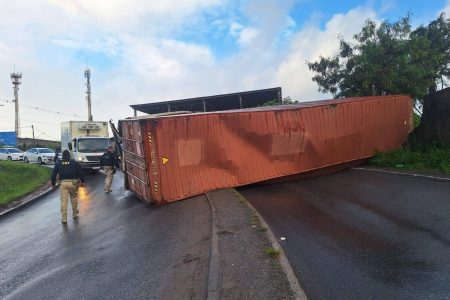 Carreta carregada de celulose tomba e interdita acesso ao bairro de Valéria