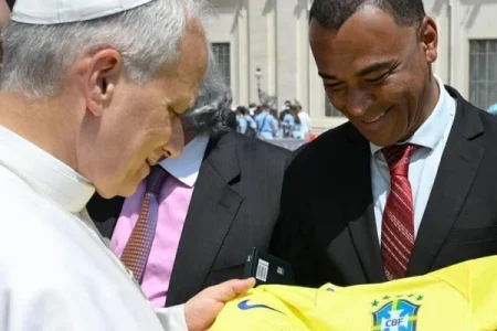 Papa Leão XIV recebe camisa autografada da Seleção Brasileira das mãos de Cafu Papa Leão XIV recebe camisa autografada da Seleção Brasileira das mãos de Cafu