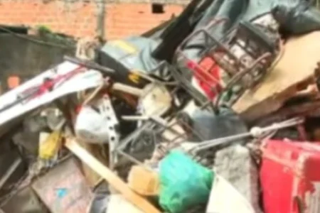 Imóvel desaba no bairro do Uruguai após fortes chuvas; moradores escapam a tempo
