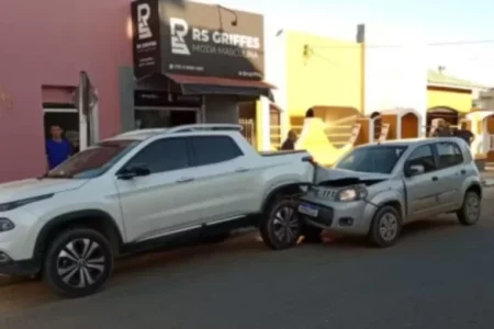 Homem salta de carro em movimento para fugir de sequestro relâmpago na BR-101