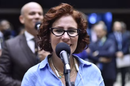 Carla Zambelli diz que prisão preventiva decretada por Moraes é ‘ilegal, inconstitucional e autoritária’ Carla Zambelli diz que prisão preventiva decretada por Moraes é ‘ilegal, inconstitucional e autoritária’