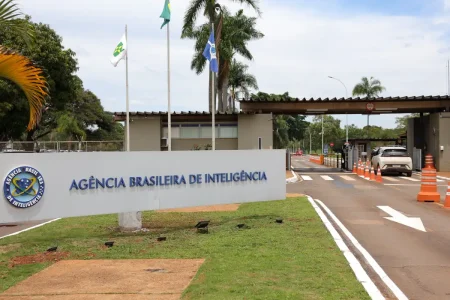 PF indicia Carlos Bolsonaro e Ramagem no inquérito da “Abin Paralela” PF indicia Carlos Bolsonaro e Ramagem no inquérito da “Abin Paralela”