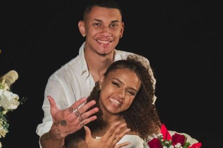 Com noivo preso por morte de motoboy, influenciadora anuncia gravidez