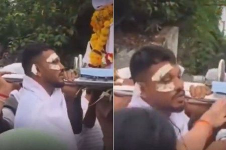 Sobrevivente de acidente aéreo na Índia ajuda a carregar caixão do irmão, uma das 241 vítimas