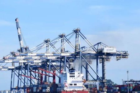 Empresários correm para exportar antes do tarifaço dos EUA, e Porto de Santos registra aumento no volume de embarques