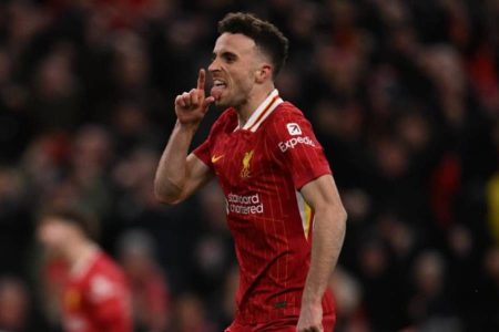 Atacante português do Liverpool morre em acidente de carro na Espanha