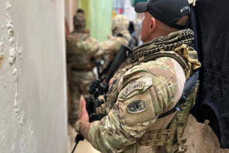 Suspeito de facção é capturado após tentativa de fuga e sequestro no Nordeste de Amaralina