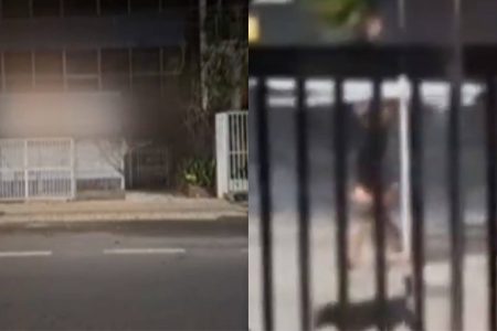 Dupla furta portão de condomínio na Barra e sai andando com peça na cabeça Dupla furta portão de condomínio na Barra e sai andando com peça na cabeça