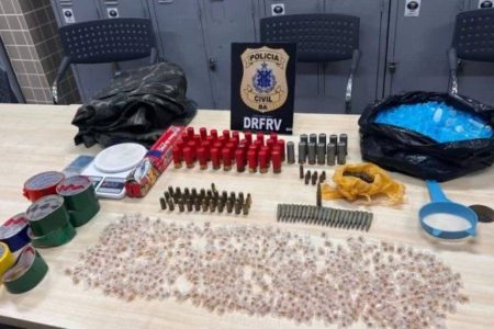 Polícia encontra arsenal e drogas em esconderijo de facção em Lauro de Freitas