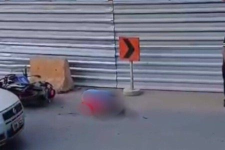Mulher cai de moto e morre atropelada por caminhão na Estrada do Derba