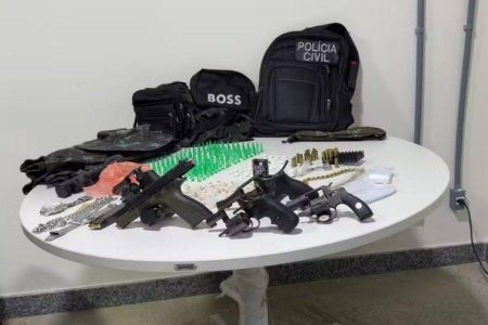 Operação termina com cinco mortos e apreensão de armas e drogas no sul da Bahia Operação termina com cinco mortos e apreensão de armas e drogas no sul da Bahia