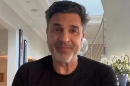 Edu Guedes se emociona ao receber alta após tratamento contra câncer no pâncreas