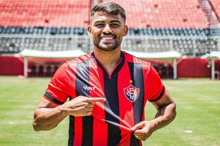 Vitória renova com volante até 2027 após proposta da Bulgária