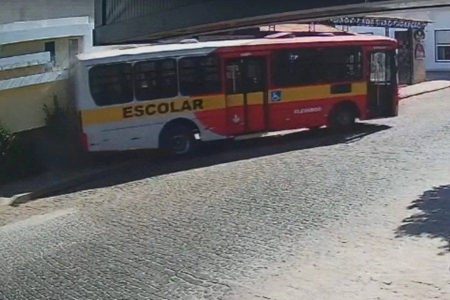 Ônibus escolar desgovernado atinge casa na Bahia; imóvel fica destruído e local é interditado