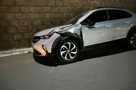 Carro atinge veículo com mãe da ex-delegada-geral da Polícia Civil da Bahia e motorista foge do local