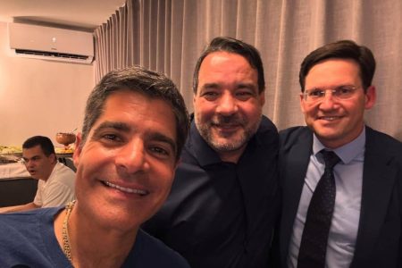 “Desencontros e encontros”: Alan Sanches posta foto com Neto e João Roma “Desencontros e encontros”: Alan Sanches posta foto com Neto e João Roma