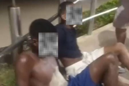 Adolescentes acusados de roubo em Ondina são detidos por populares Adolescentes acusados de roubo em Ondina são detidos por populares