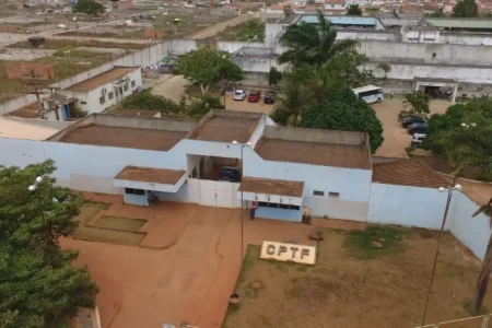 Quatro detentos fogem do presídio de Teixeira de Freitas após escavar parede da cela Quatro detentos fogem do presídio de Teixeira de Freitas após escavar parede da cela