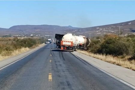 Acidente entre carreta e caminhão deixa duas pessoas mortas na BR-242, em Seabra