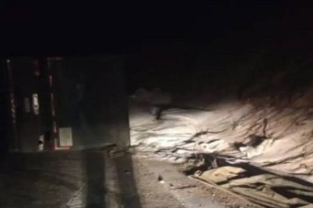 Motorista morre após carreta tombar na BA-026, em Maracás
