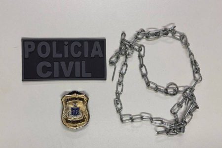 Mulher acorrentada é resgatada e presa por homicídio