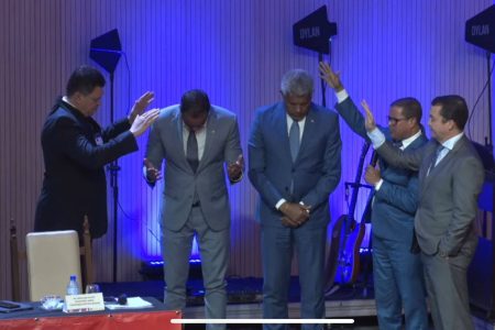 Jerônimo comete gafe, chama pastor de padre e recebe benção ao lado de Bruno Reis