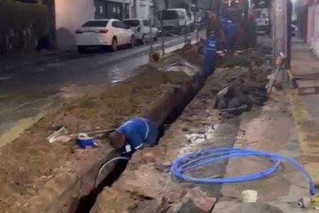 Sem avisar a moradores, Embasa interdita entrada de prédio e casas na Graça, em Salvador