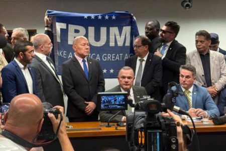 Deputados da oposição protestam com bandeira de Trump após suspensão de reuniões na Câmara