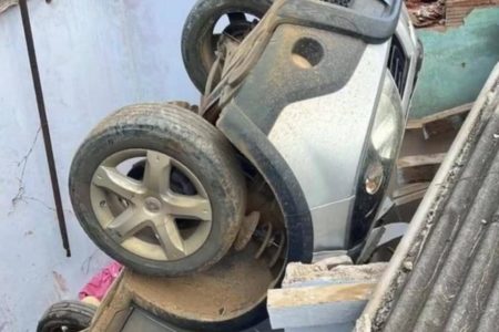 Carro desgovernado invade casa e quase atinge idosa e criança em Itacaré