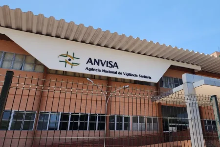 Anvisa cancela mais de 500 cosméticos por risco à saúde e proíbe substâncias