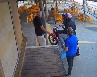 Assalto em barraca de praia em Ilhéus é registrado por câmeras de segurança Assalto em barraca de praia em Ilhéus é registrado por câmeras de segurança