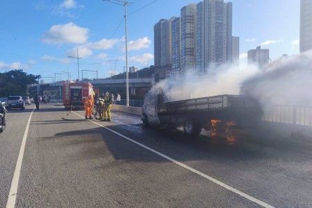 Caminhão pega fogo e causa congestionamento próximo ao shopping Bela Vista