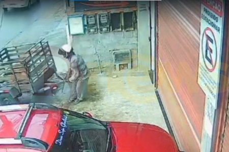 Homem tem carrocinha roubada em Jardim Nova Esperança; ação foi registrada por câmeras de segurança
