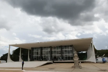 Moraes proíbe uso de farda por réus em depoimento sobre golpe Moraes proíbe uso de farda por réus em depoimento sobre golpe