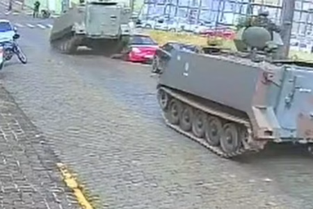 Tanque do Exército passa cima de lateral de carro estacionado no Paraná