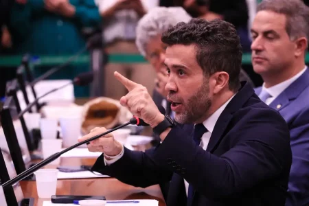 Deputados baianos votam a favor da suspensão de Janones; saiba mais