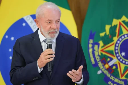 Lula entrega Prêmio MEC e afirma que evasão escolar é “problema do Estado” Lula entrega Prêmio MEC e afirma que evasão escolar é “problema do Estado”