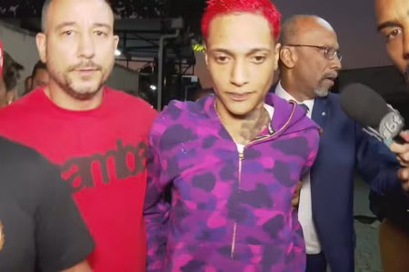 Rapper Oruam se entrega à polícia no Rio de Janeiro: “Só pedir desculpa mesmo” Rapper Oruam se entrega à polícia no Rio de Janeiro: “Só pedir desculpa mesmo”