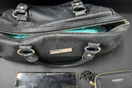 Casal é preso após assaltar e agredir passageira dentro de ônibus em Salvador