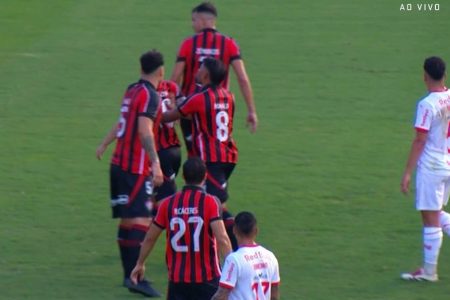 Empurrões e discussões entre jogadores do Vitória marcam jogo no Barradão