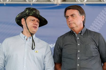 Defesa de Bolsonaro pede visita de Tarcísio antes de prisão em regime fechado