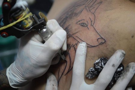 CFM proíbe uso de anestesia para tatuagens sem indicação médica