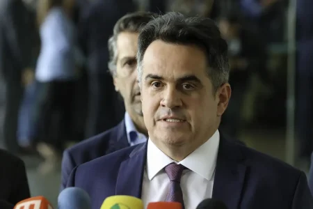 Ciro afirma que Tarcísio só será candidato com união da direita e com apoio de Bolsonaro Ciro afirma que Tarcísio só será candidato com união da direita e com apoio de Bolsonaro